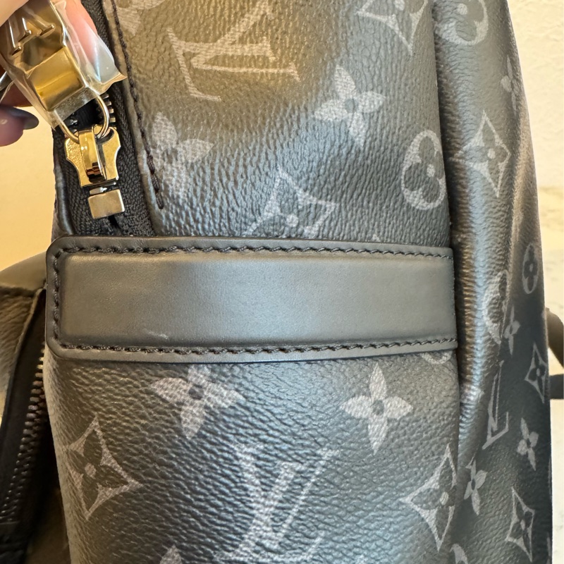 LV M43186黑花紋前口袋男後背包-17