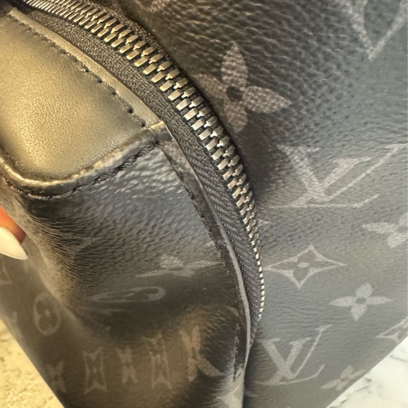 LV M43186黑花紋前口袋男後背包-20