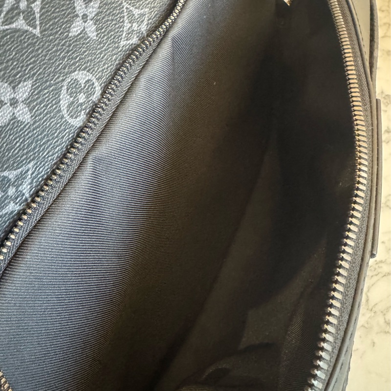 LV M43186黑花紋前口袋男後背包-22