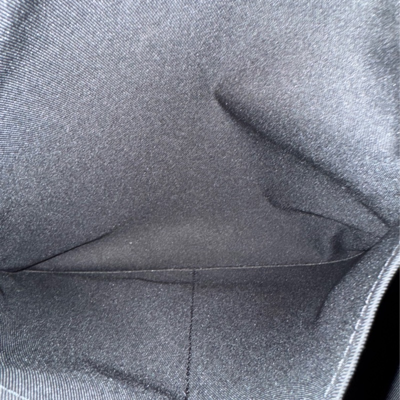 LV M43186黑花紋前口袋男後背包-25