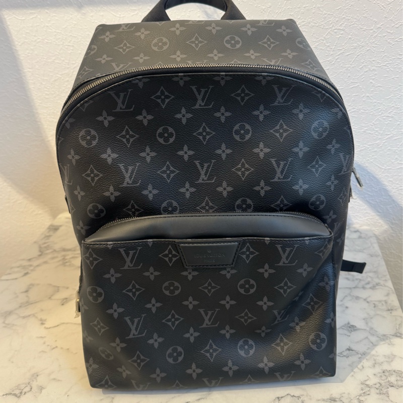 LV M43186黑花紋前口袋男後背包-30