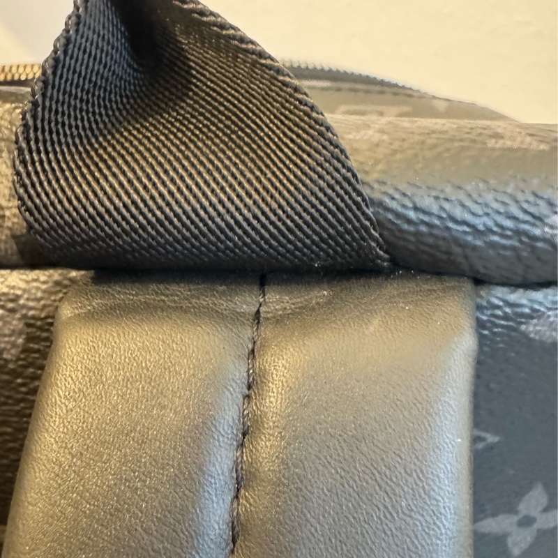 LV M43186黑花紋前口袋男後背包-33