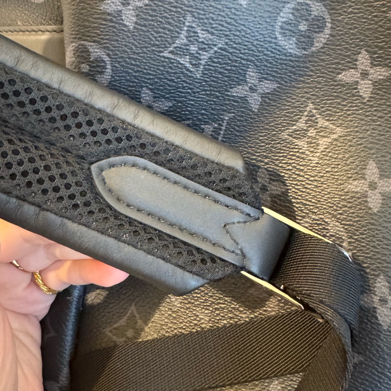 LV M43186黑花紋前口袋男後背包-34