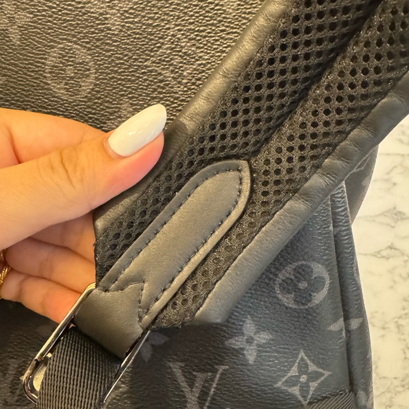 LV M43186黑花紋前口袋男後背包-35