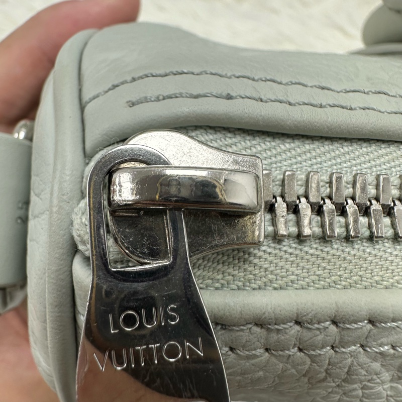 LV 灰綠色真皮壓紋 KeepAll 25 手提斜肩包 晶片款-12