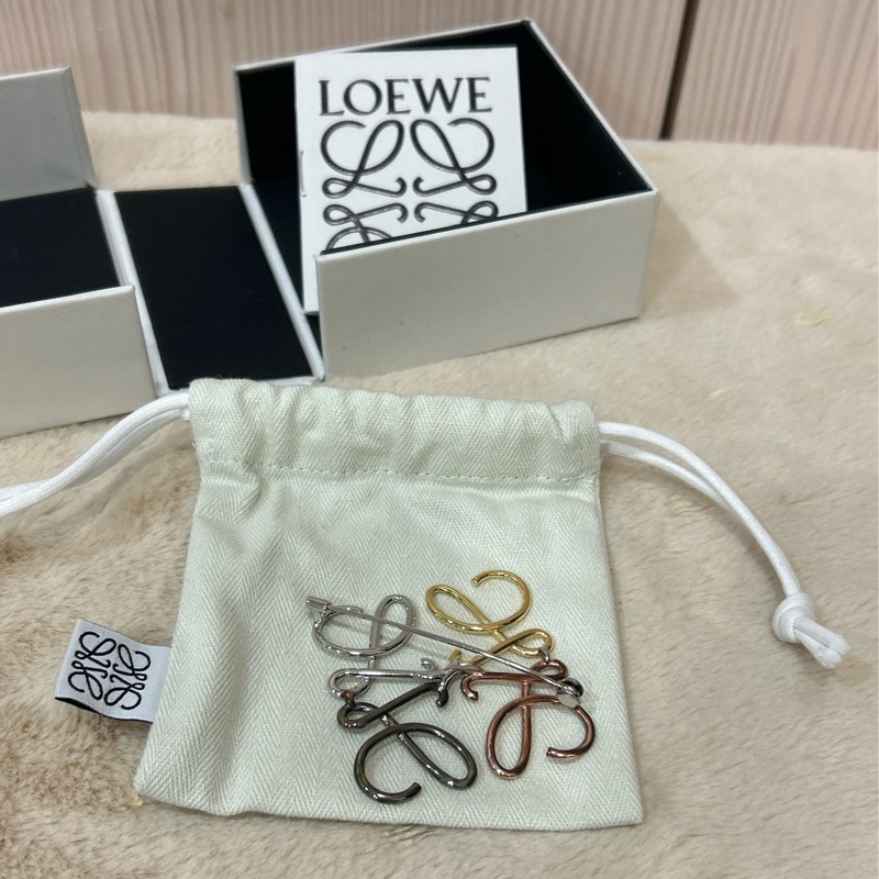 全新大全配 Loewe anagram  四色胸針-6