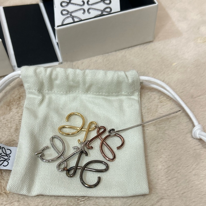 全新大全配 Loewe anagram  四色胸針-7