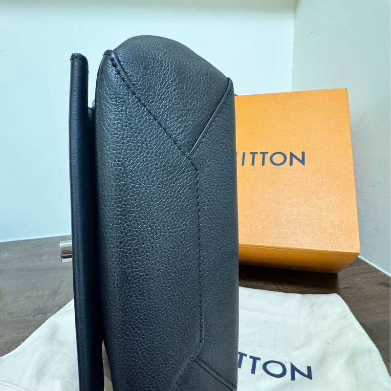 LV Lookme 黑色小牛皮錬條包-16