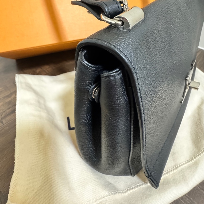 LV Lookme 黑色小牛皮錬條包-17