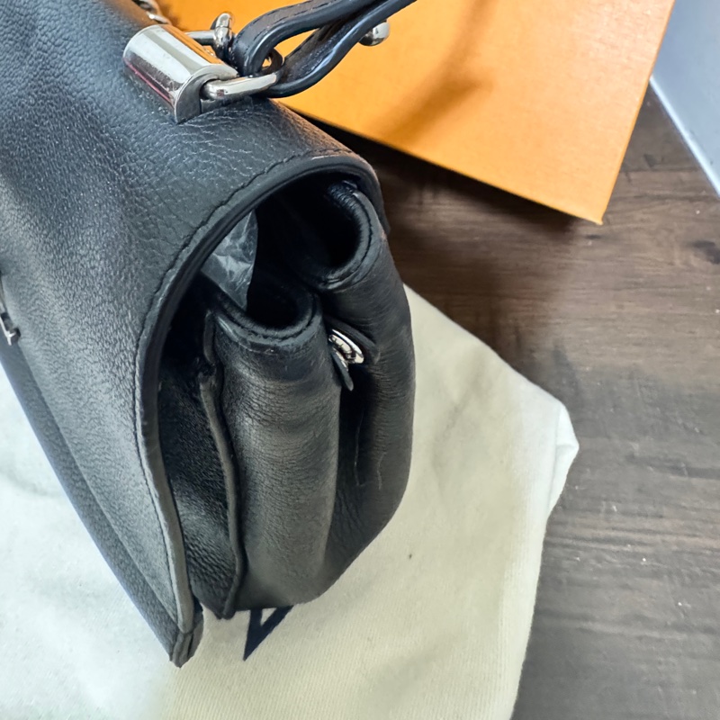 LV Lookme 黑色小牛皮錬條包-19