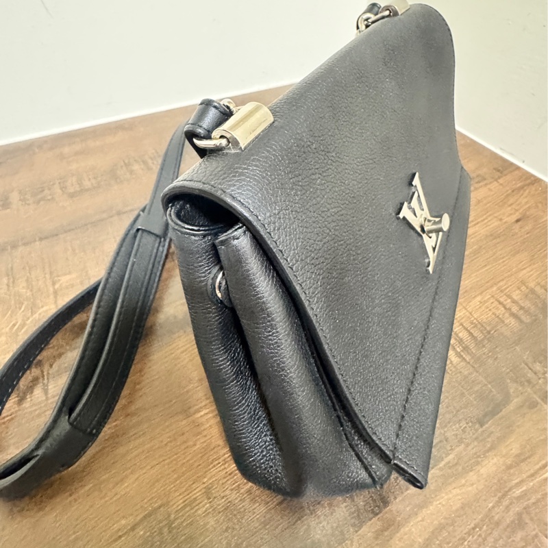 LV Lookme 黑色小牛皮錬條包-22