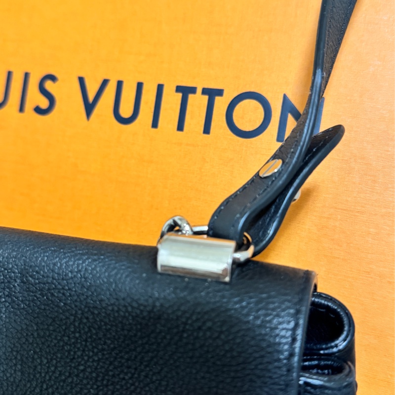 LV Lookme 黑色小牛皮錬條包-26