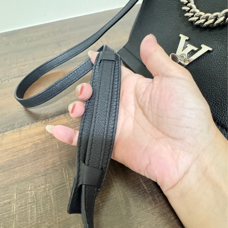 LV Lookme 黑色小牛皮錬條包-28