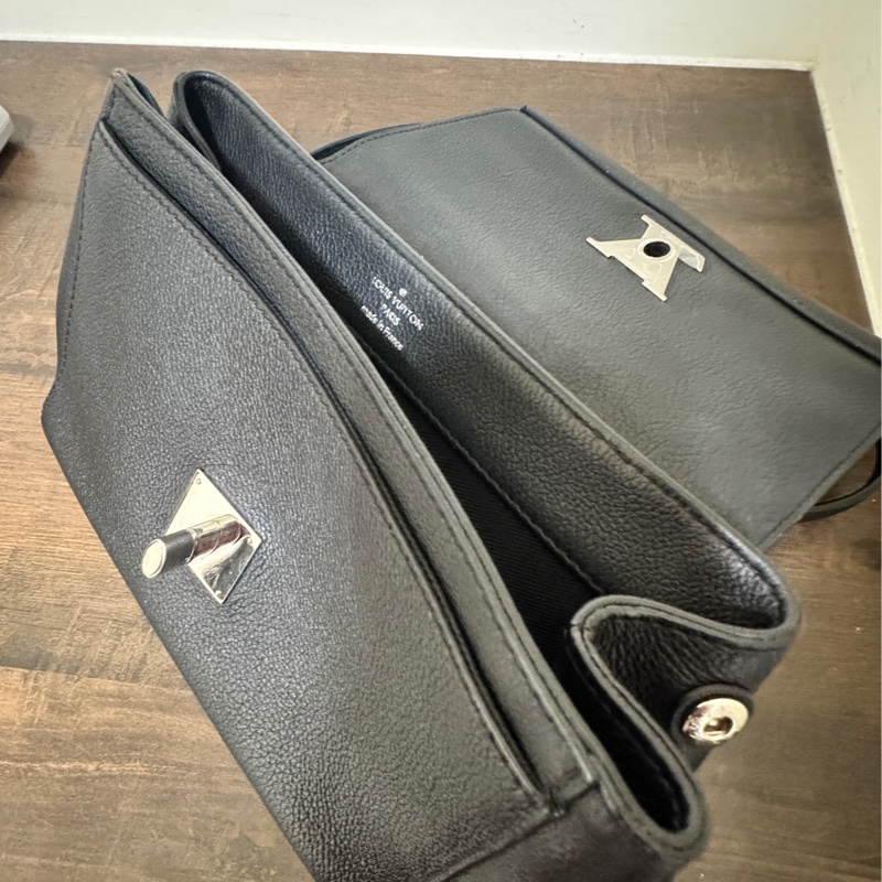 LV Lookme 黑色小牛皮錬條包-33