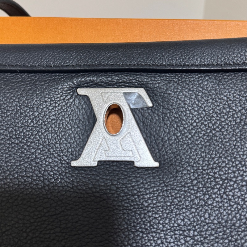 LV Lookme 黑色小牛皮錬條包-37