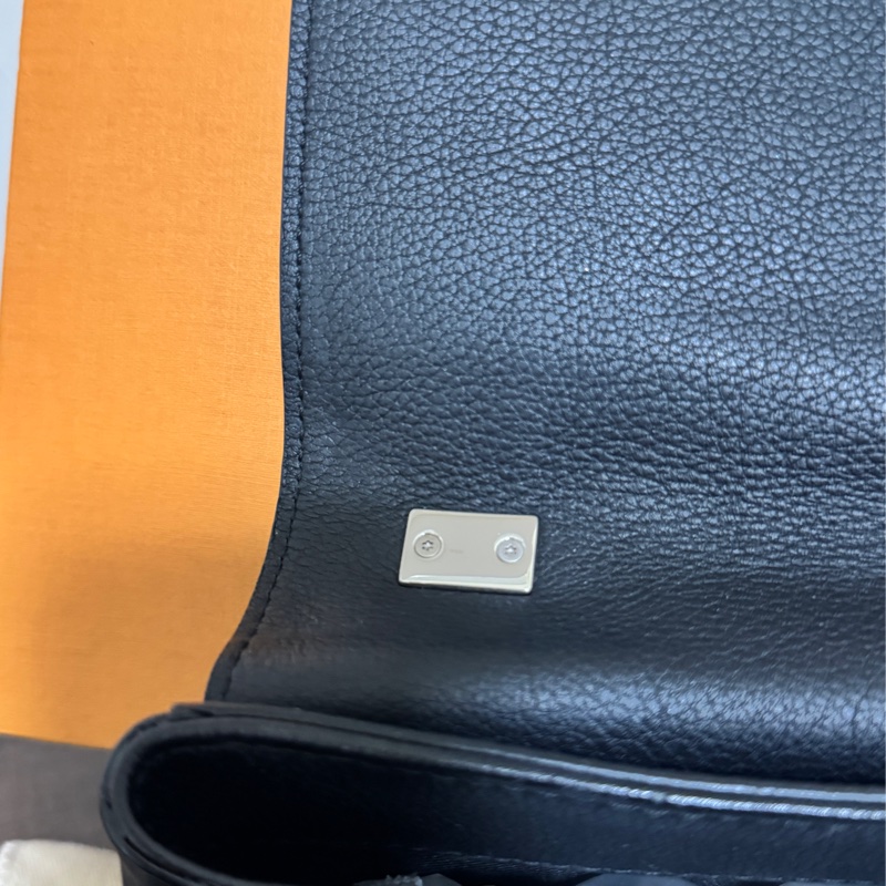 LV Lookme 黑色小牛皮錬條包-39