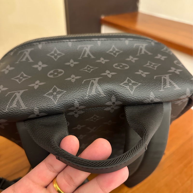 LV M43186 黑花紋前口袋男生後背包-13