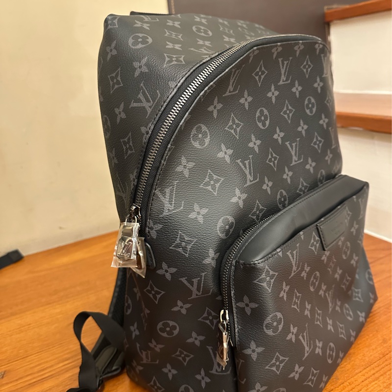 LV M43186 黑花紋前口袋男生後背包-17