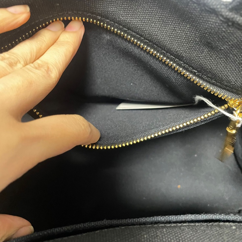 Prada 黑色經典帆布手提包-15