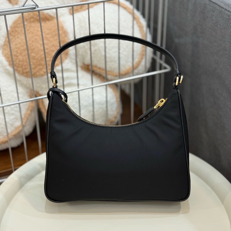 (2025/6月購入全配)全新prada hobo 2005-2