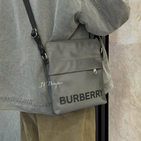 BURBERRY灰尼龍LOGO拉鍊側背包