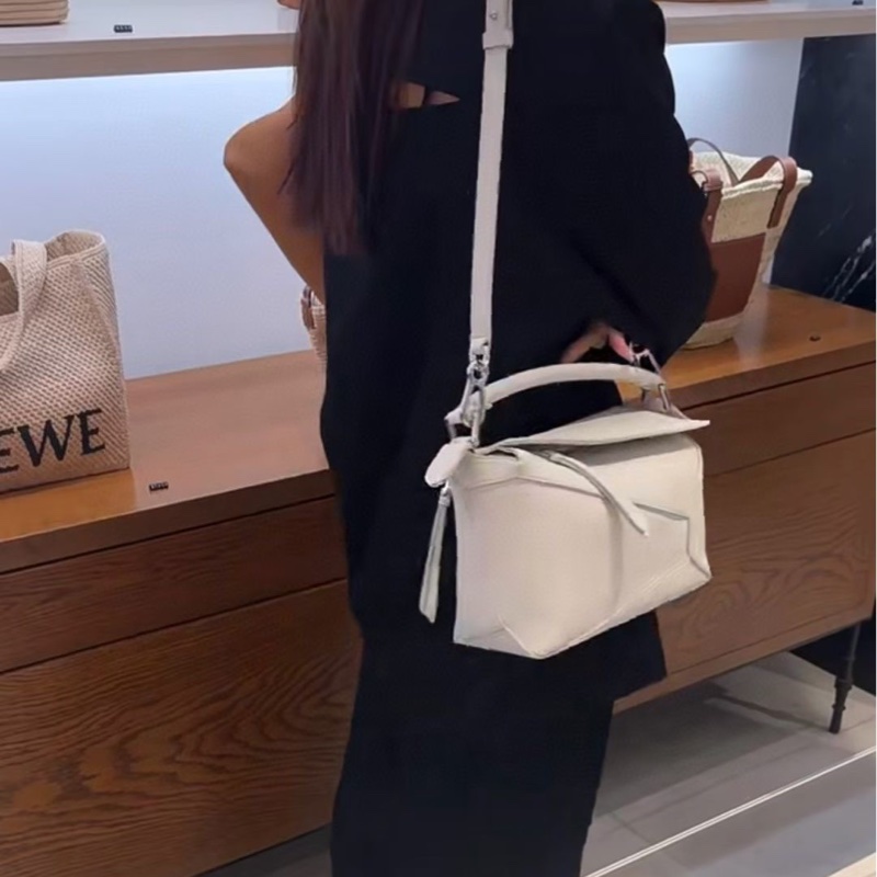 2025 新品 Loewe Puzzle 小號 白色 粒面小牛皮-3