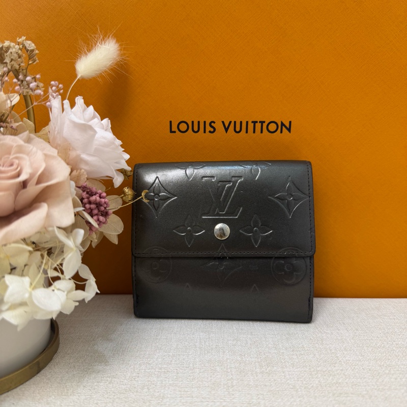 Louis Vuitton 漆皮黑灰壓紋短夾-1