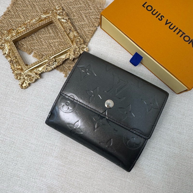 Louis Vuitton 漆皮黑灰壓紋短夾-2