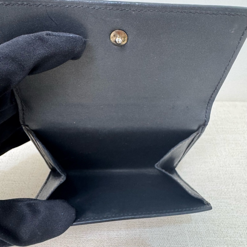 Louis Vuitton 漆皮黑灰壓紋短夾-4