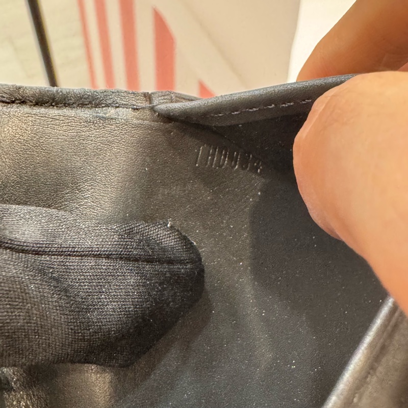 Louis Vuitton 漆皮黑灰壓紋短夾-12