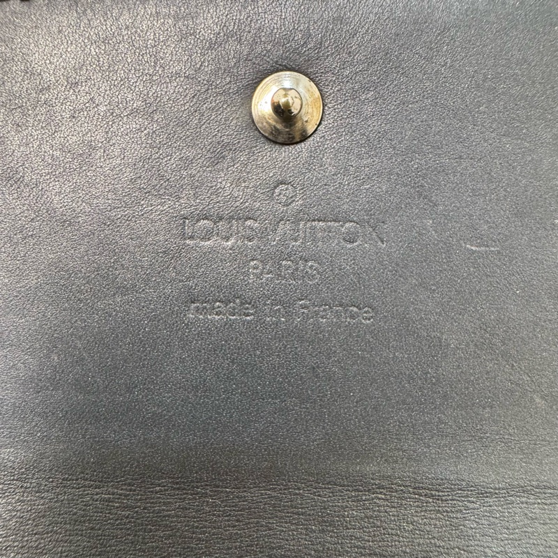 Louis Vuitton 漆皮黑灰壓紋短夾-13