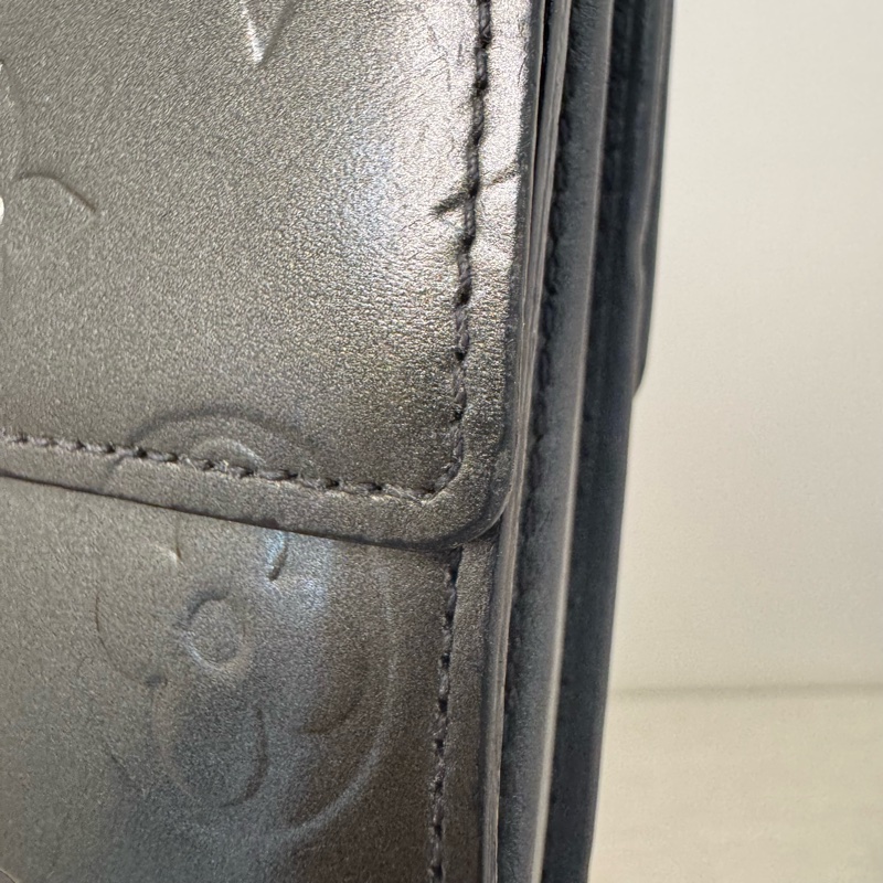 Louis Vuitton 漆皮黑灰壓紋短夾-17