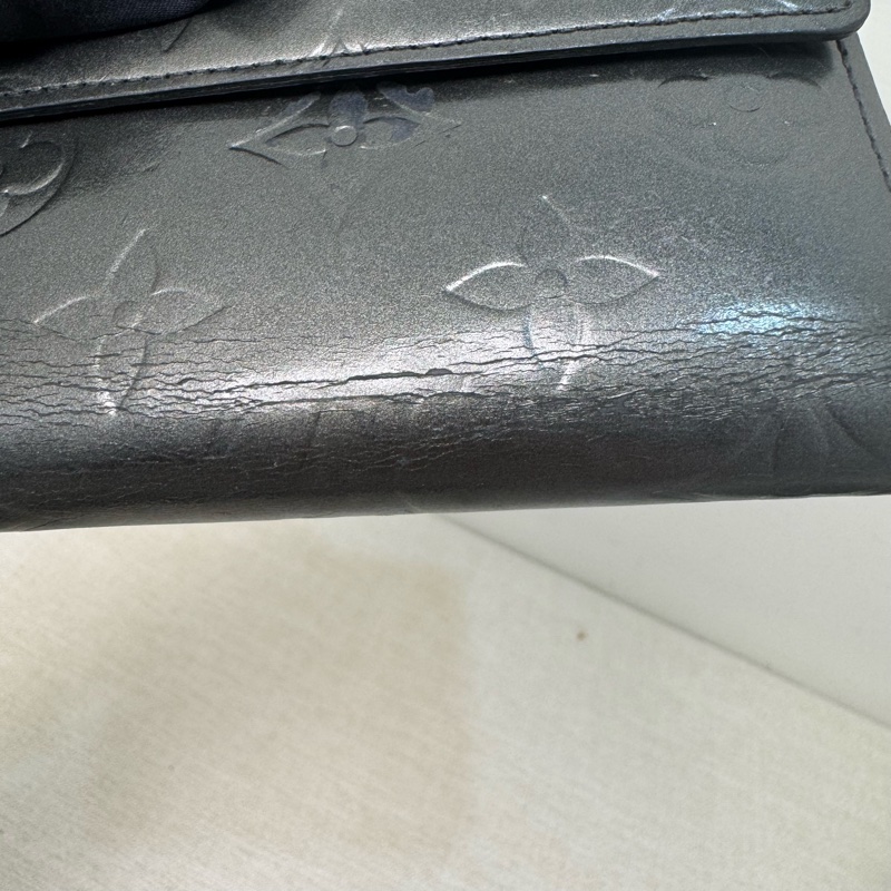 Louis Vuitton 漆皮黑灰壓紋短夾-24