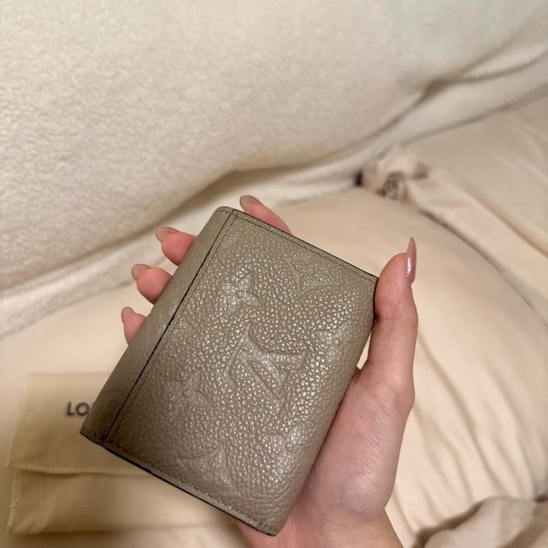 lv 壓紋短夾-8