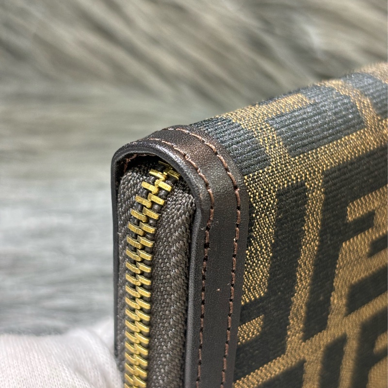 Fendi 8M0024 深咖啡 牛皮 緹花 FF 老花 原花 拉鍊 零錢袋 發財長夾 皮夾-9