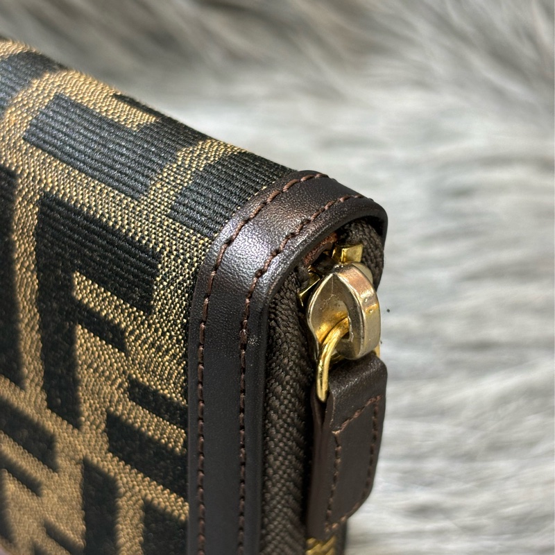 Fendi 8M0024 深咖啡 牛皮 緹花 FF 老花 原花 拉鍊 零錢袋 發財長夾 皮夾-10