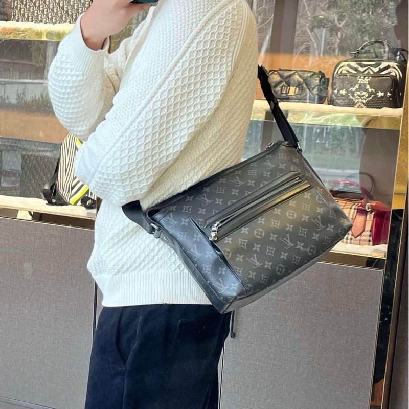 莉亞精品♡ LV 黑老花郵差包 二手美包-1