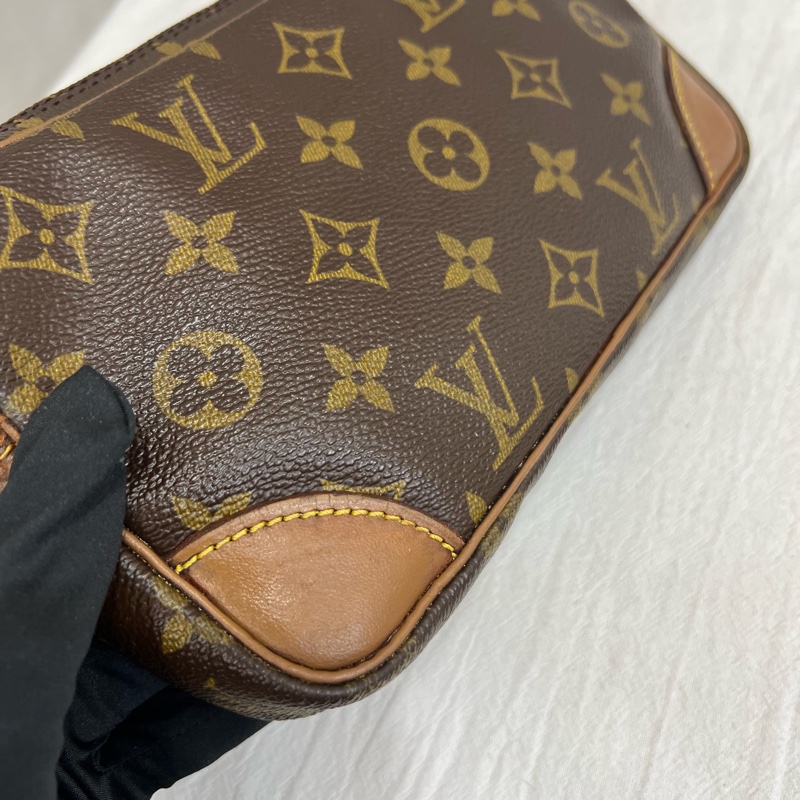 Louis Vuitton 橫版相機手拿包-16