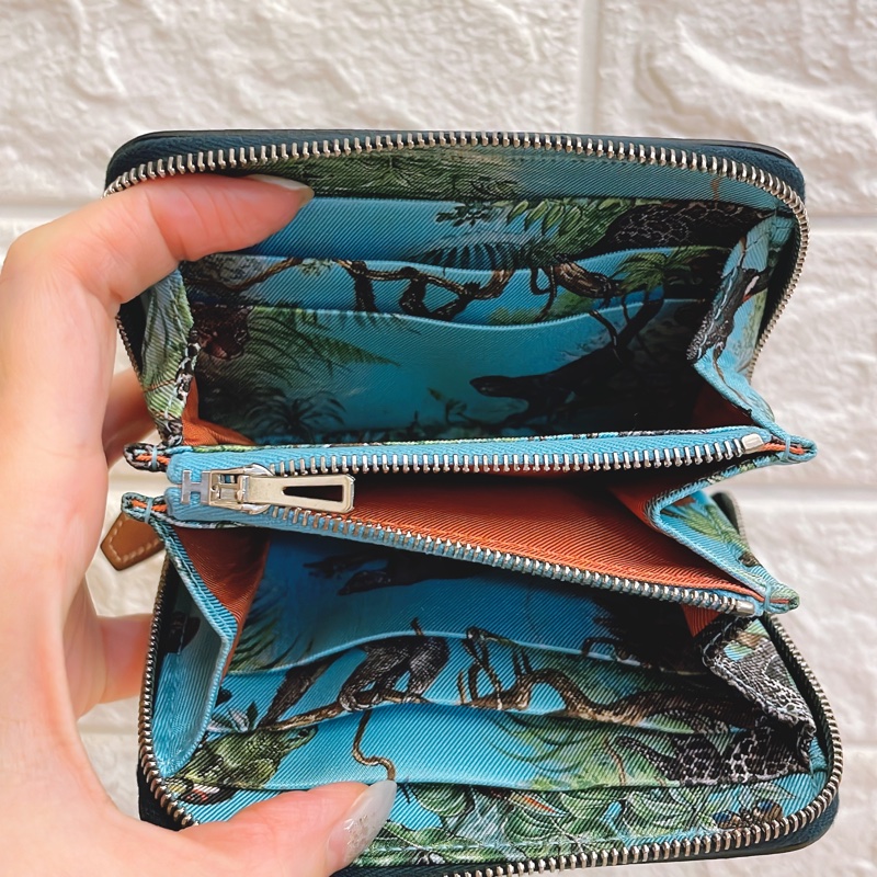 近新品況好✨ HERMES愛馬仕經典silk in系列EPSOM小牛皮拉鍊絲巾短夾/松柏綠叢林內裡-5