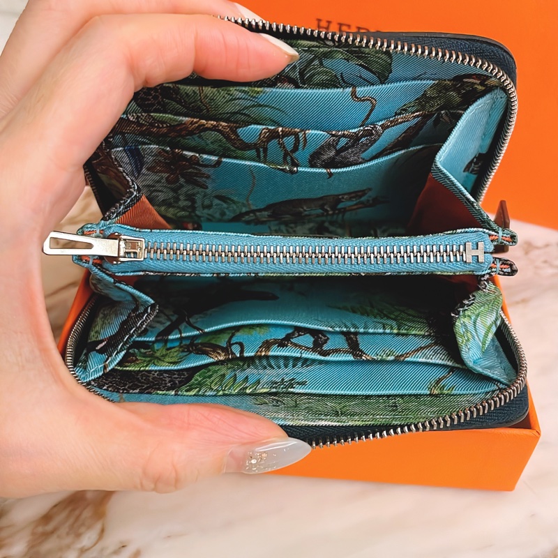 近新品況好✨ HERMES愛馬仕經典silk in系列EPSOM小牛皮拉鍊絲巾短夾/松柏綠叢林內裡-18
