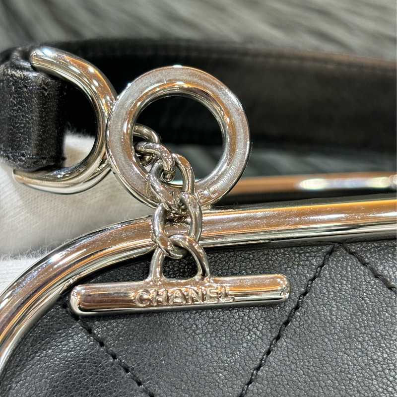 CHANEL 黑色 全皮 皮穿鍊 銀鍊 金屬 LOGO 雙C 拉鍊 手提包 肩背包 老香包 吐司包 側背包 公事包 豆腐包-18