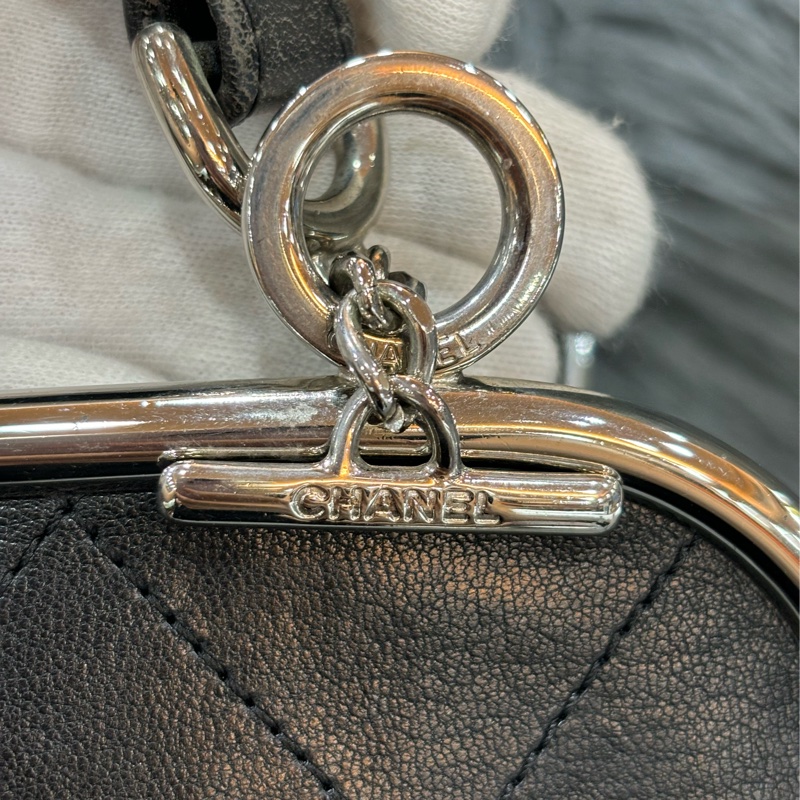 CHANEL 黑色 全皮 皮穿鍊 銀鍊 金屬 LOGO 雙C 拉鍊 手提包 肩背包 老香包 吐司包 側背包 公事包 豆腐包-19