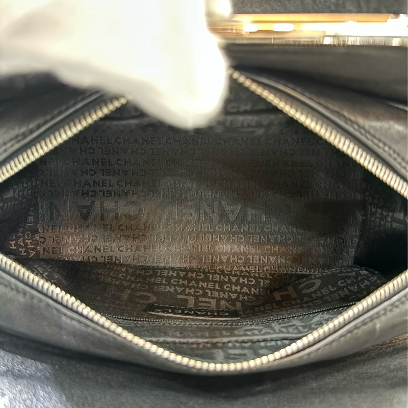 CHANEL 黑色 全皮 皮穿鍊 銀鍊 金屬 LOGO 雙C 拉鍊 手提包 肩背包 老香包 吐司包 側背包 公事包 豆腐包-36