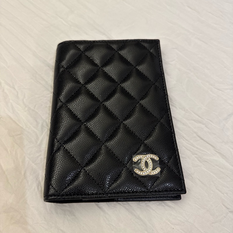 Chanel 魚子醬水鑽雙C護照夾 有卡層 全新正品-2
