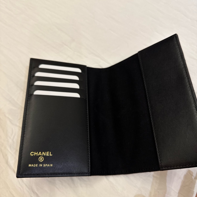Chanel 魚子醬水鑽雙C護照夾 有卡層 全新正品-3