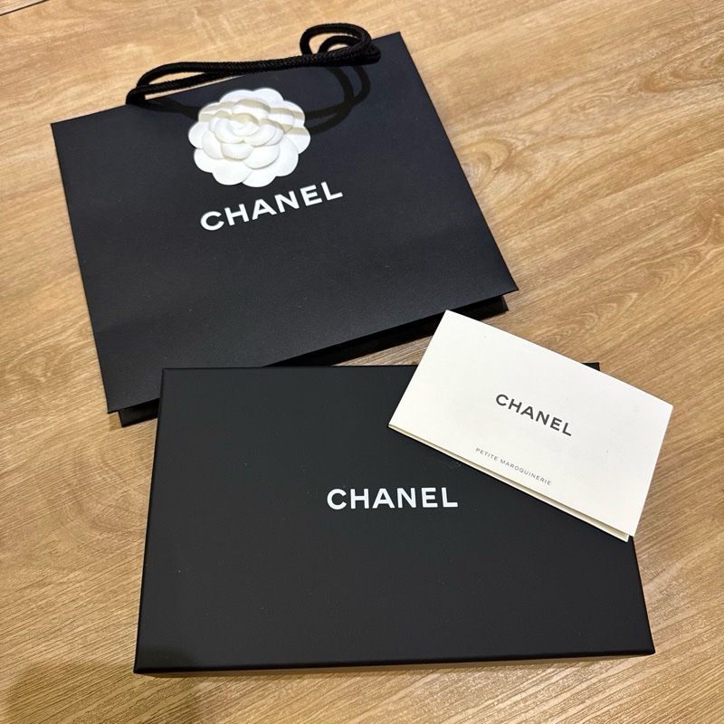 Chanel 魚子醬水鑽雙C護照夾 有卡層 全新正品-13