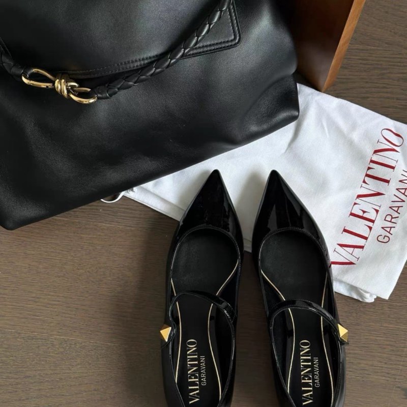 valentino tiptoe黑色漆皮尖頭卯釘平底鞋 38號 全新配件塵袋-4