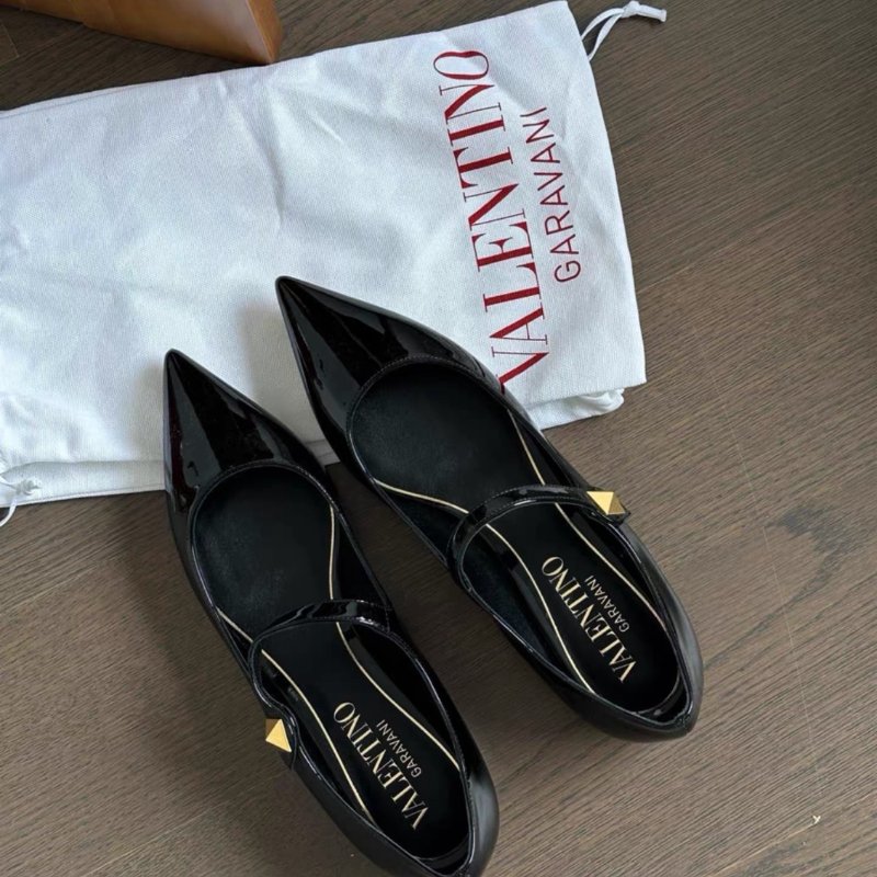 valentino tiptoe黑色漆皮尖頭卯釘平底鞋 38號 全新配件塵袋-3