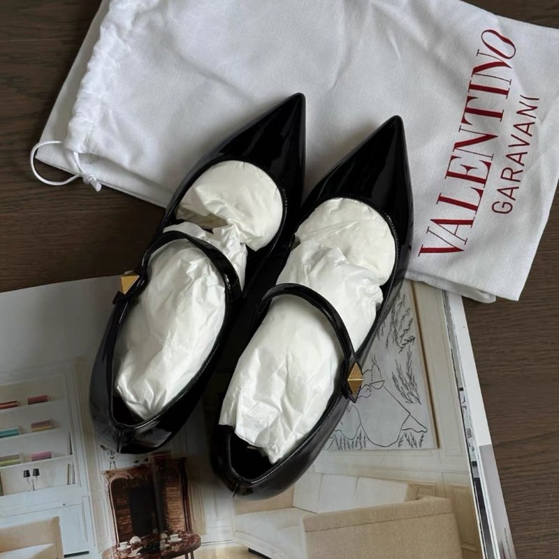 valentino tiptoe黑色漆皮尖頭卯釘平底鞋 38號 全新配件塵袋-4