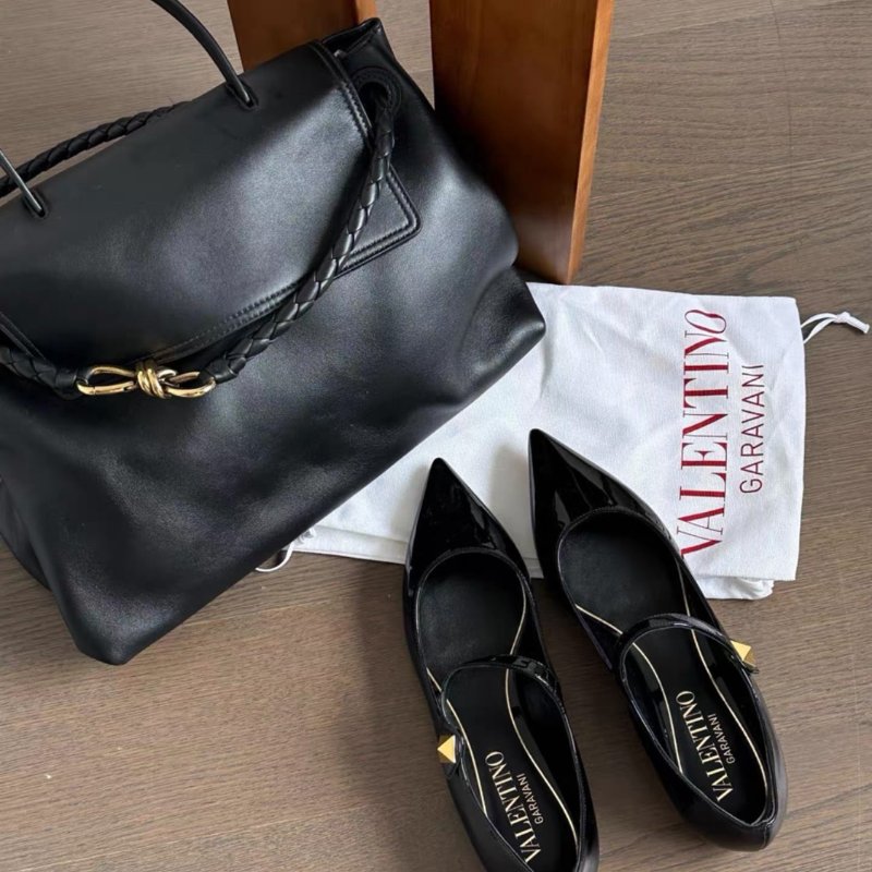 valentino tiptoe黑色漆皮尖頭卯釘平底鞋 38號 全新配件塵袋-5